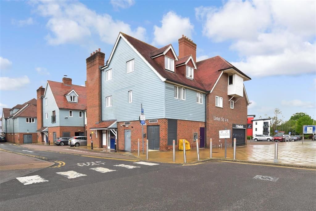 Property photo 3 of 8 Lounge/Dining Area