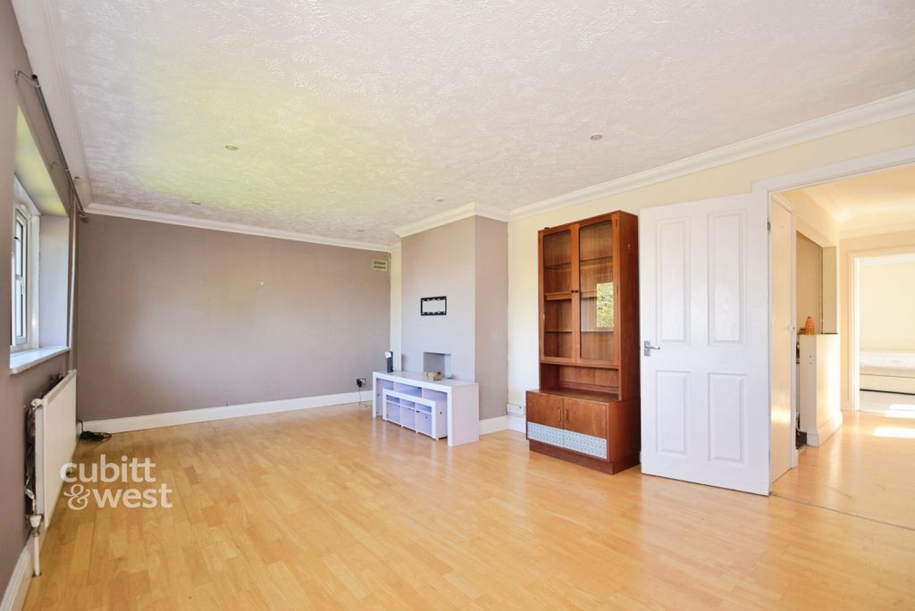 Property photo 1 of 19 Lounge