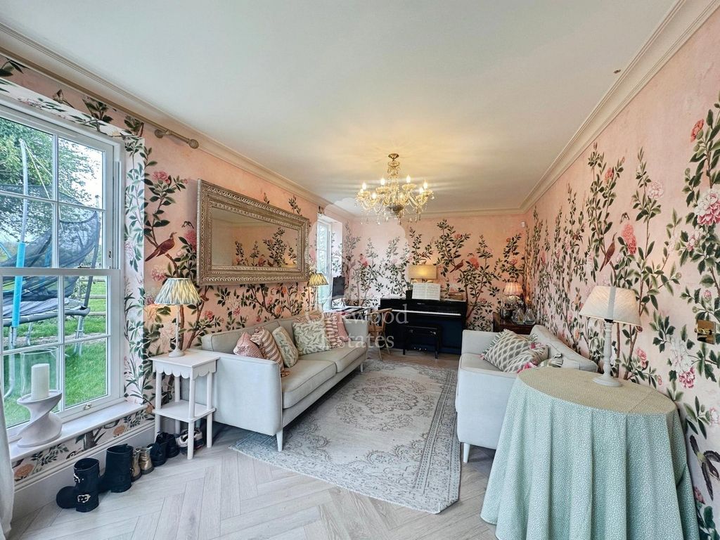 Property photo 2 of 25 Lounge