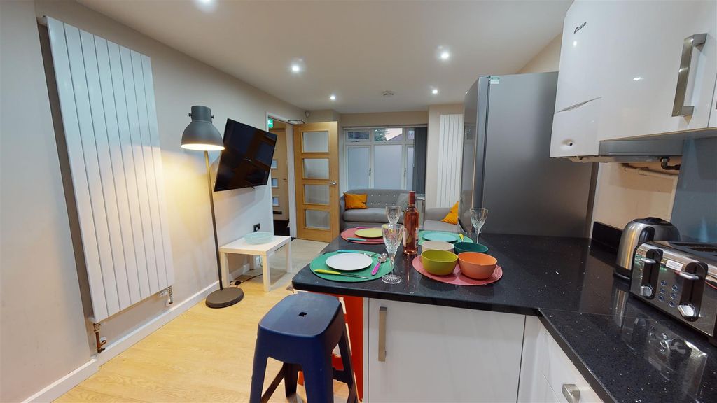 Property photo 3 of 12 55-Coronation-Road-K