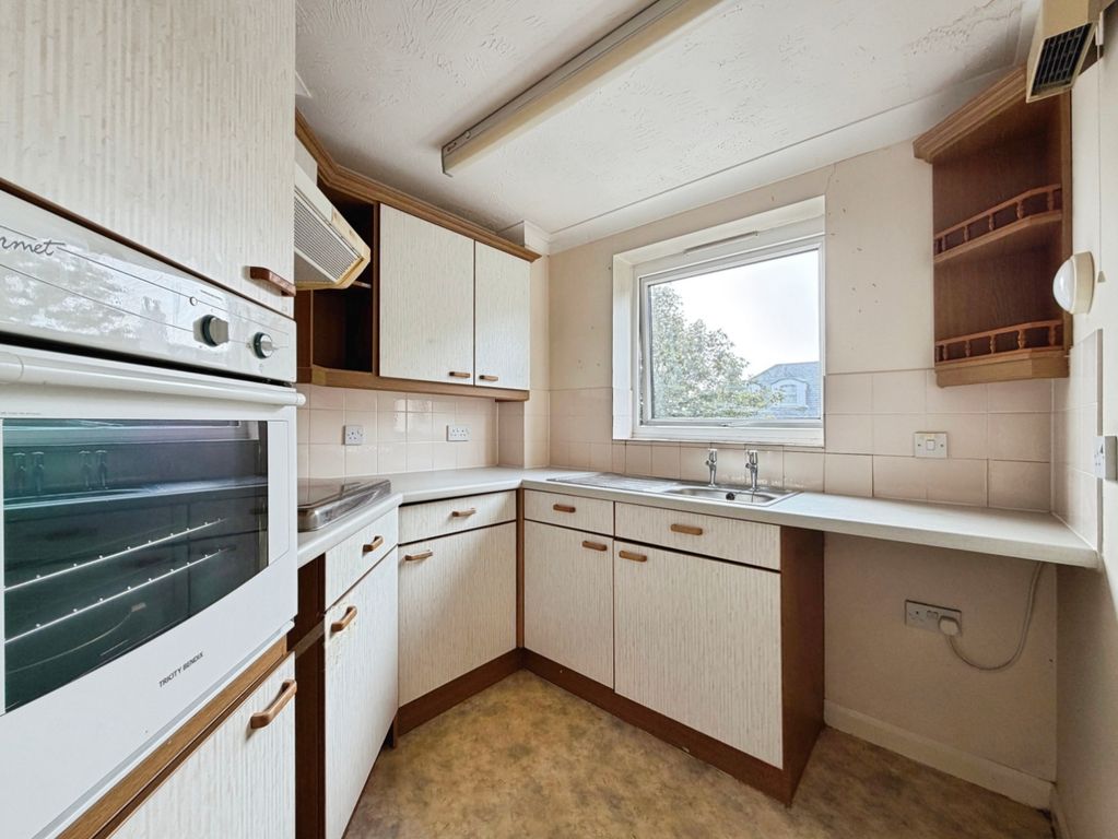 Property photo 3 of 6 Kitchen