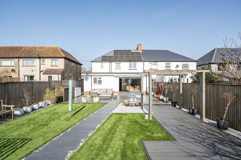 Property photo 2 of 24 Garden