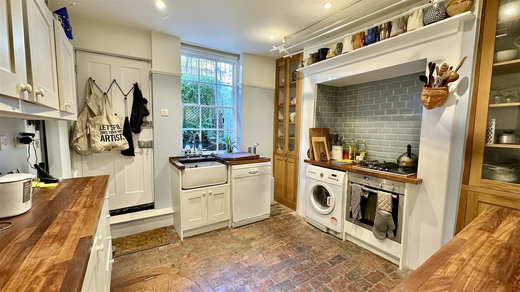 Property photo 2 of 40
