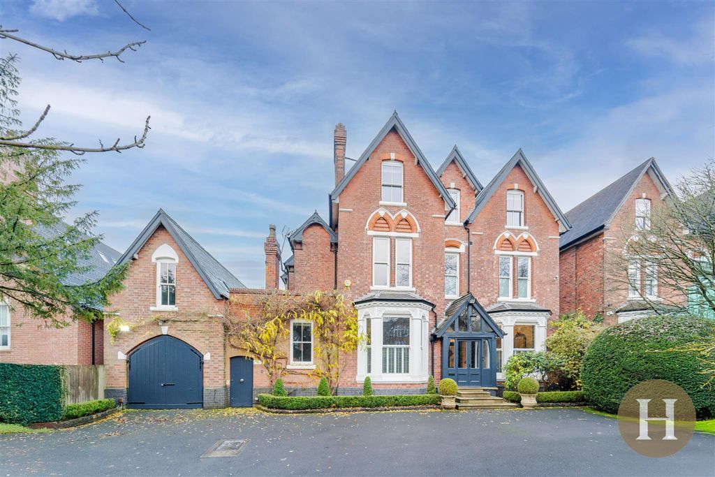 Property photo 1 of 70 Approach