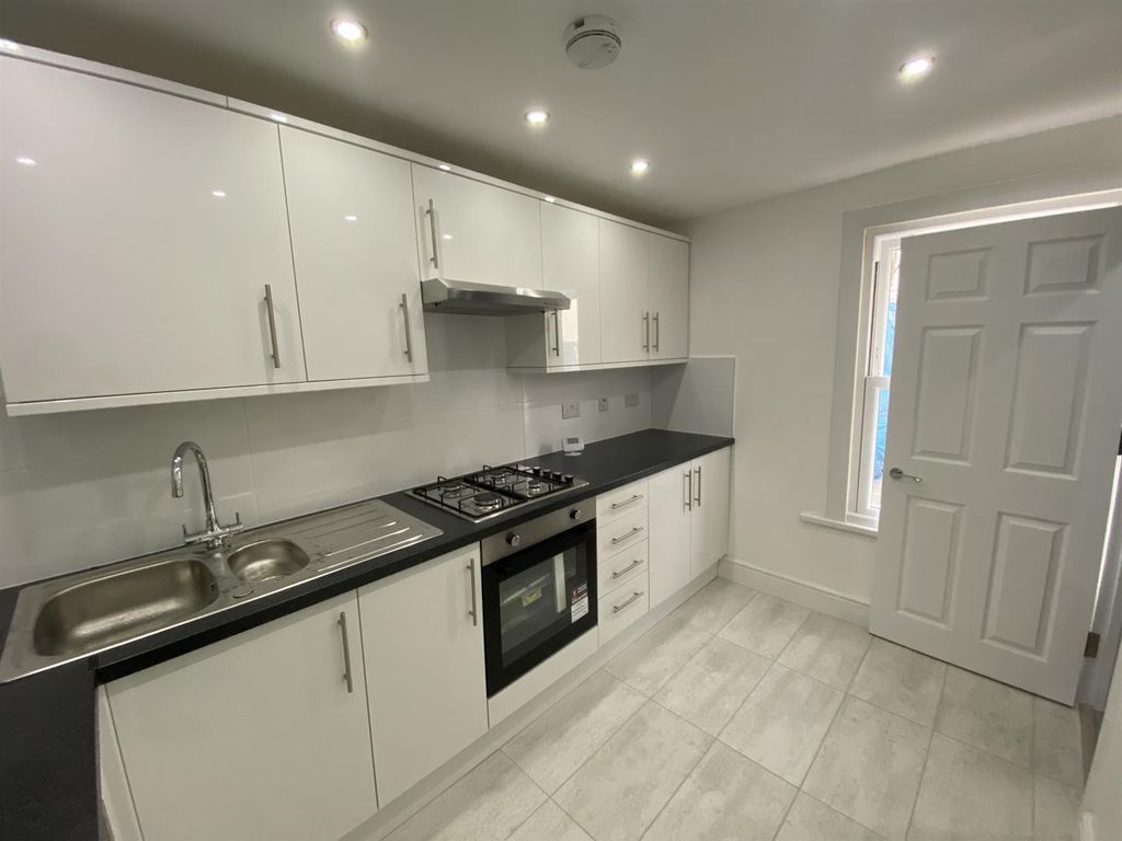 Property photo 2 of 25 2 Bedroom Maisonette In Woolwich, Se18