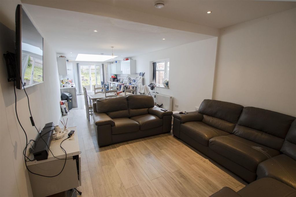 Property photo 1 of 11 Approach