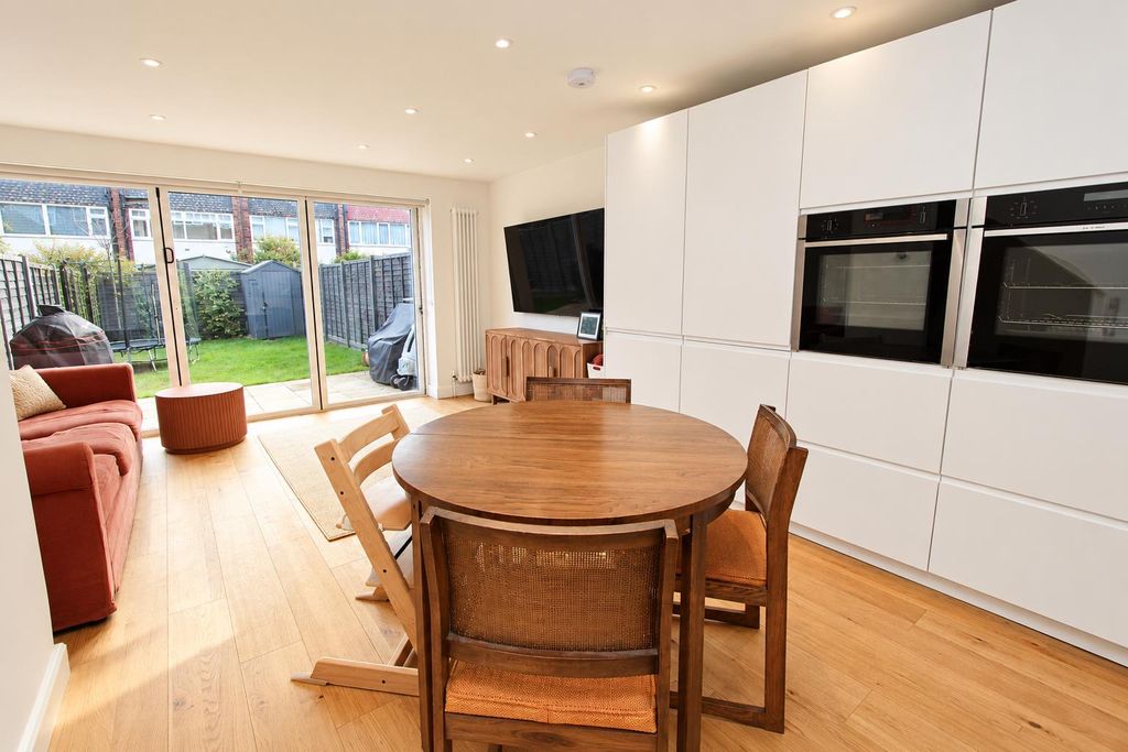 Property photo 2 of 23 Din.Png