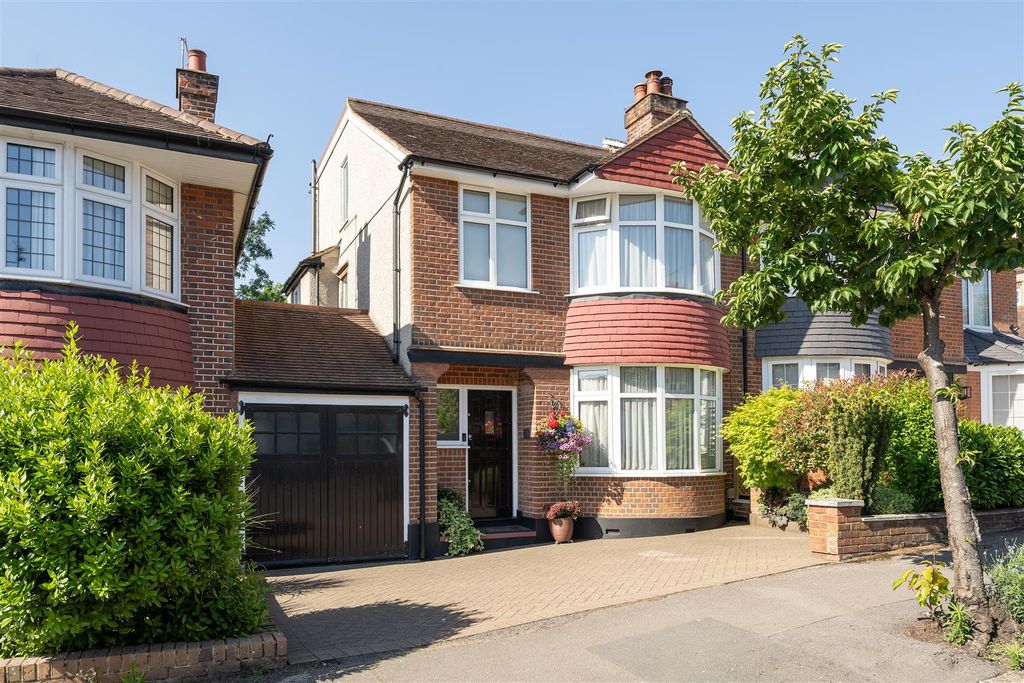 Property photo 1 of 42 Parkland Road, Ig8