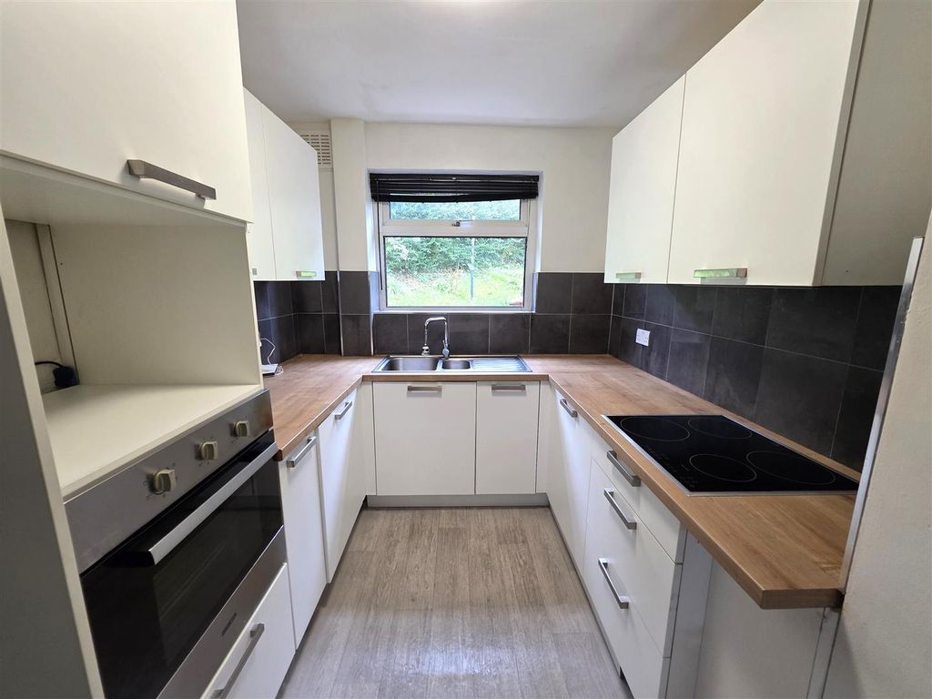 Property photo 3 of 10 Kitchen Cont