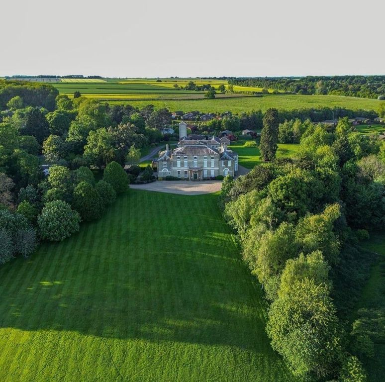 Property photo 2 of 23 Raywell House