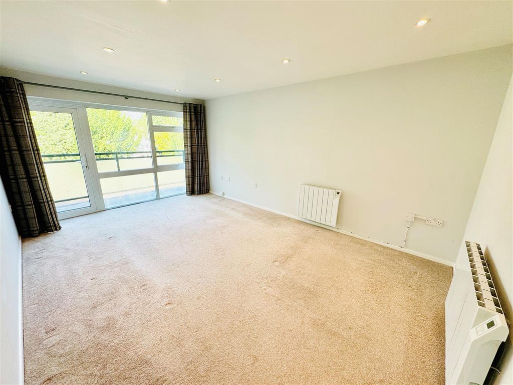 Property photo 3 of 8 9 Binswood Living Room.Jpg