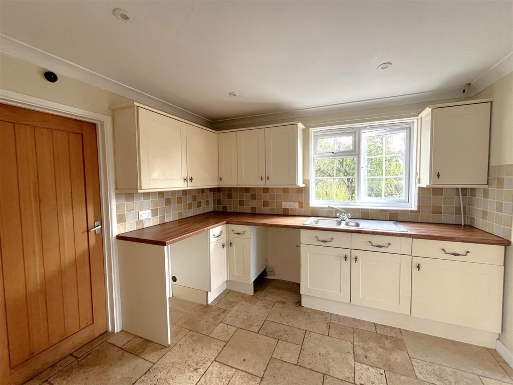 Property photo 3 of 11 Kitchen