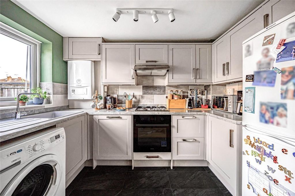 Property photo 3 of 18 Kitchen 3.Jpg