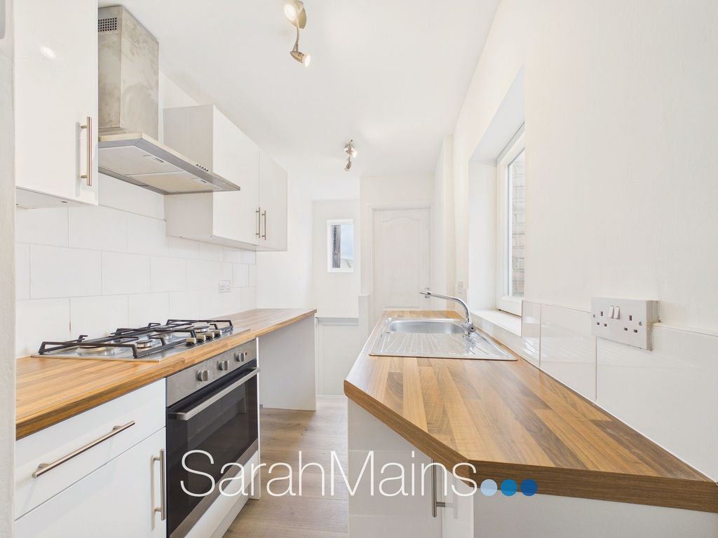 Property photo 3 of 10 Kitchen