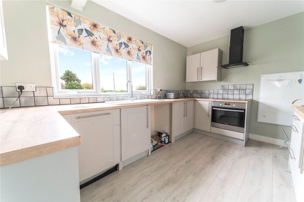 Property photo 3 of 14 Kitchen