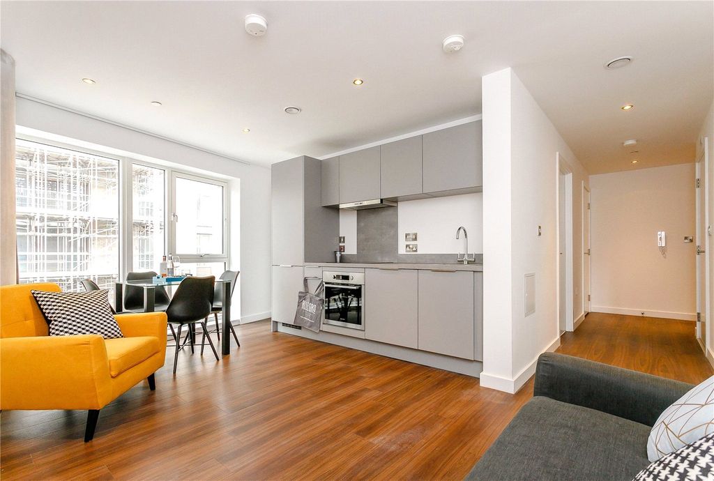 Property photo 1 of 9 Living Space