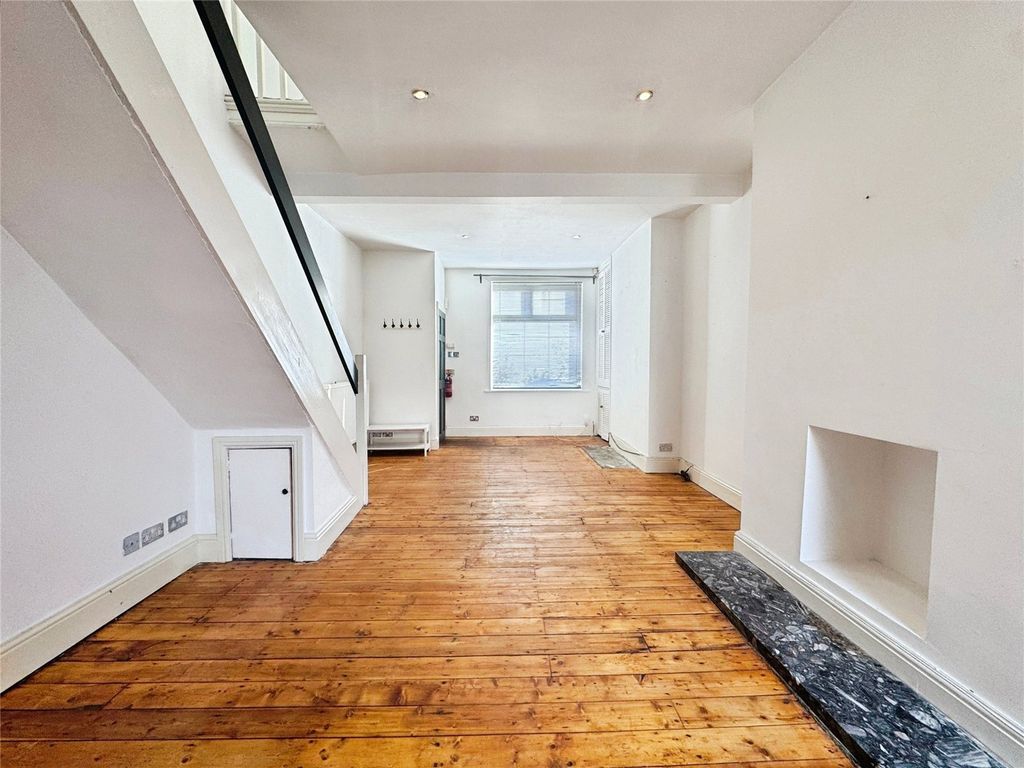 Property photo 2 of 9 Picture No. 15