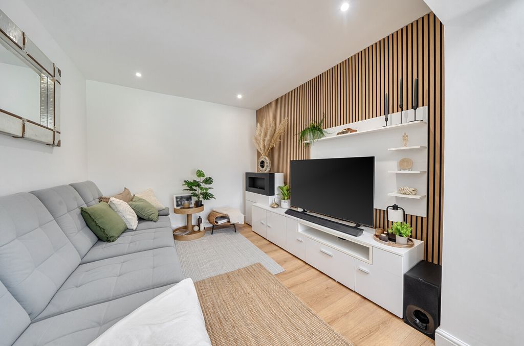 Property photo 3 of 20 1438868-10-69d680...
