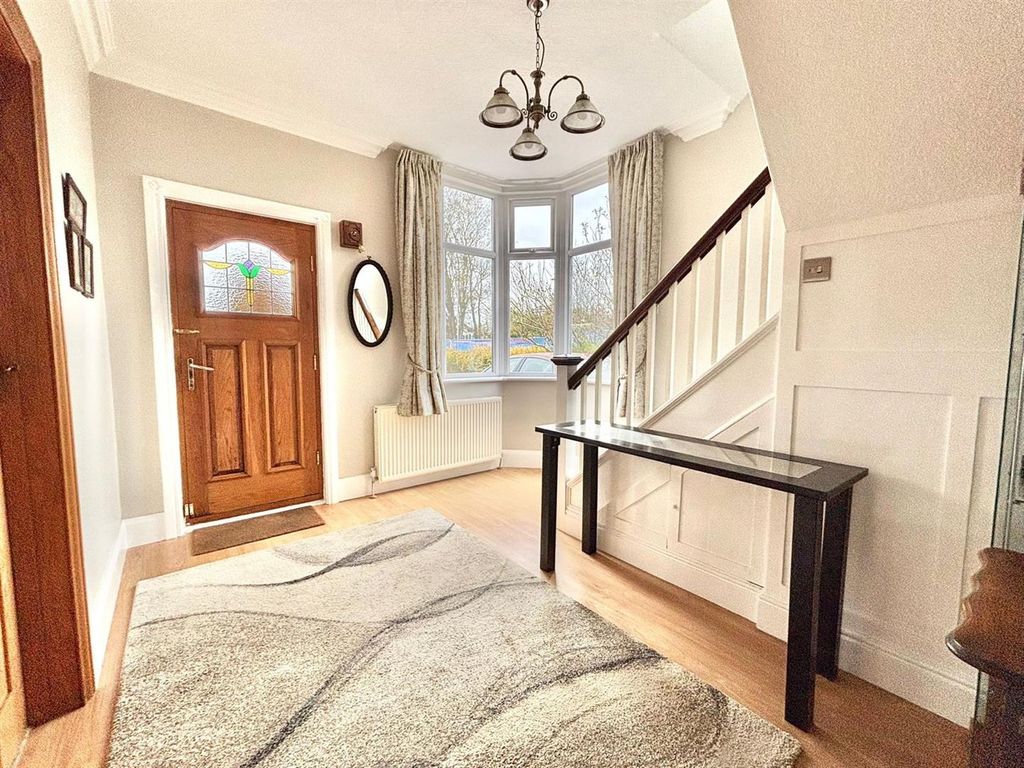 Property photo 3 of 24 Entrance Hall