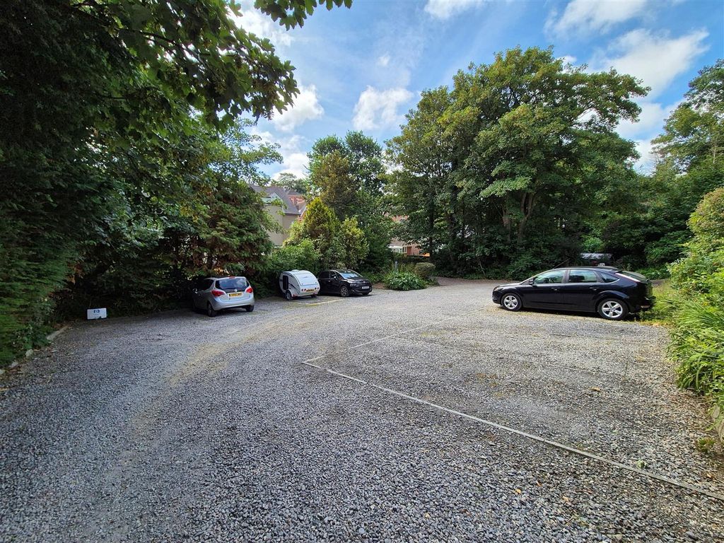 Property photo 2 of 8 Parking