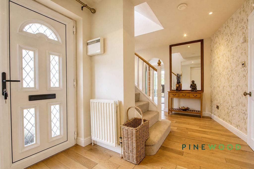 Property photo 2 of 37 Entrance Hall