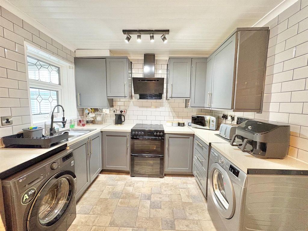 Property photo 3 of 10 Kitchen.Jpg