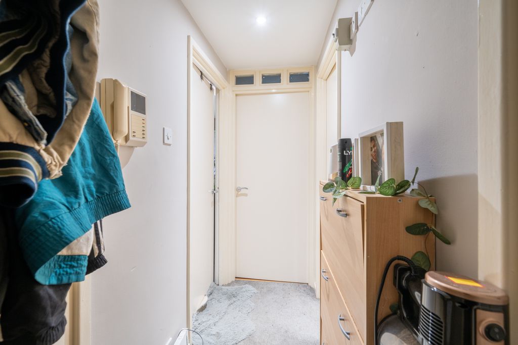 Property photo 3 of 15 25241-18 15 Kings Court_004