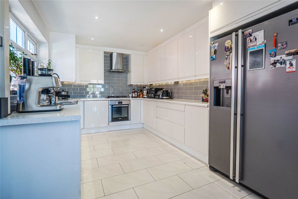 Additional image 6 of 5 bed detached house for saleSt Christophers Close, Dunstable, Bedfordshire LU5