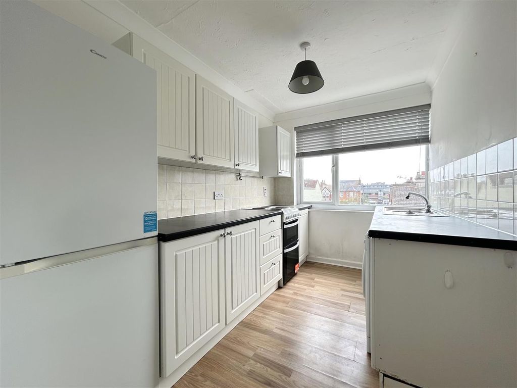 Property photo 3 of 6 Kitchen