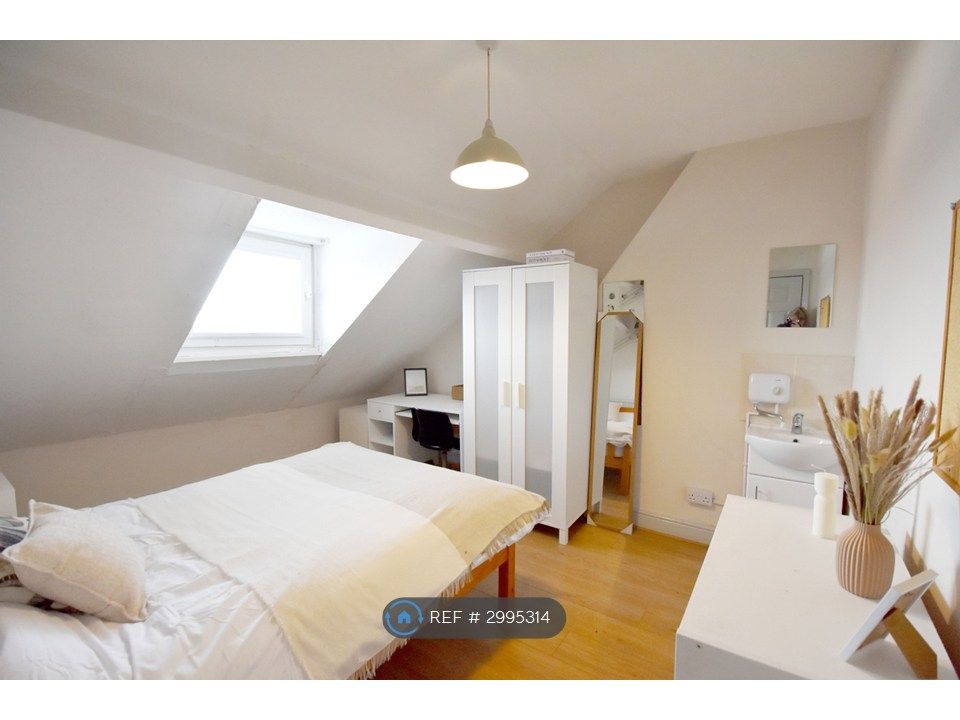 Property photo 1 of 7 Room 5