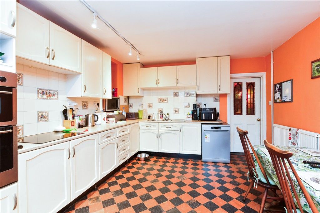 Property photo 2 of 19 Kitchen