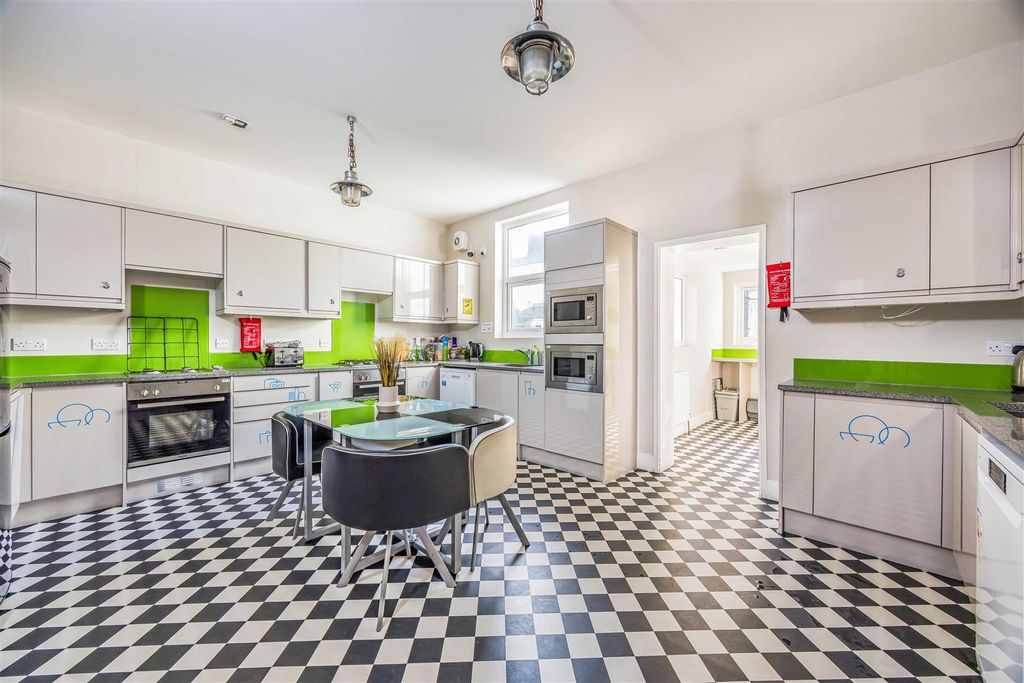 Property photo 3 of 23 Blue Star House 20 Elphinstone Road, Southsea-Smal