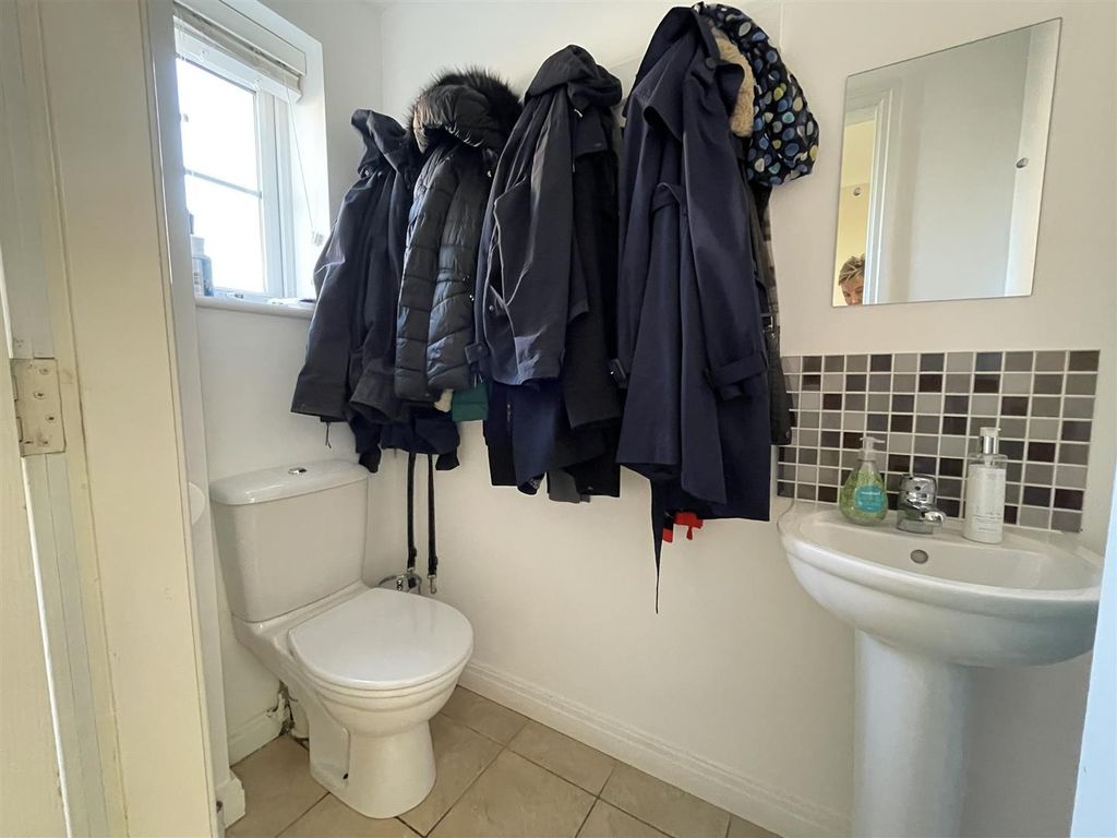 Property photo 3 of 15 Cloakroom.Jpg