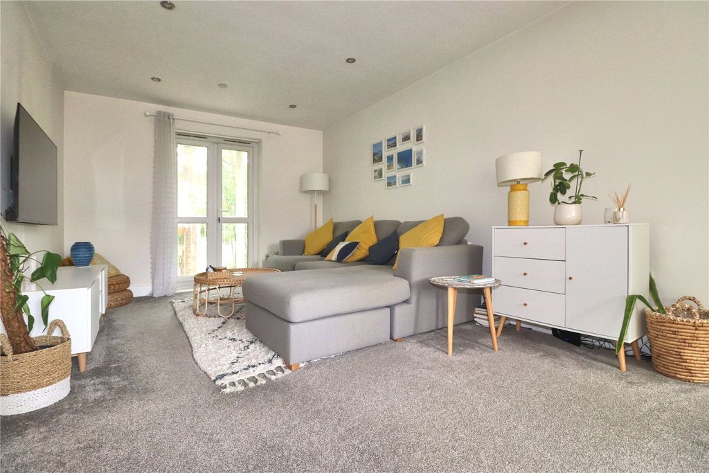 Additional image 9 of 2 bed flat for saleWoking GU21