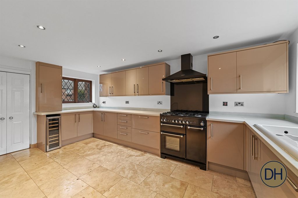 Property photo 1 of 29 Queens Road