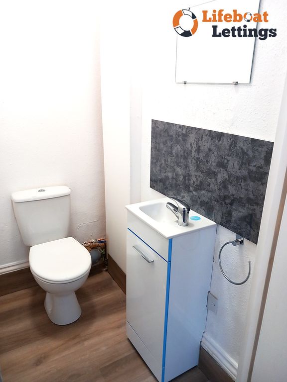 Property photo 3 of 11 Bedroom 5 Private Toilet
