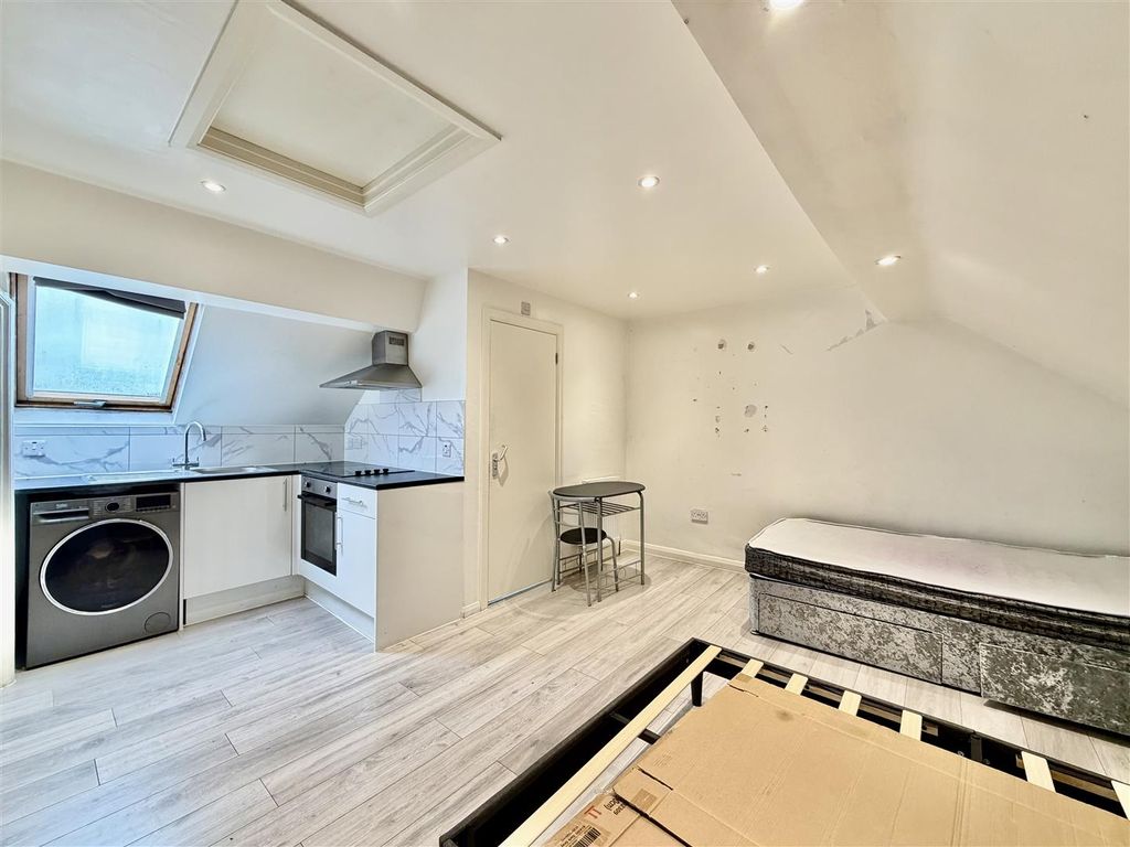 Property photo 2 of 5 Studio