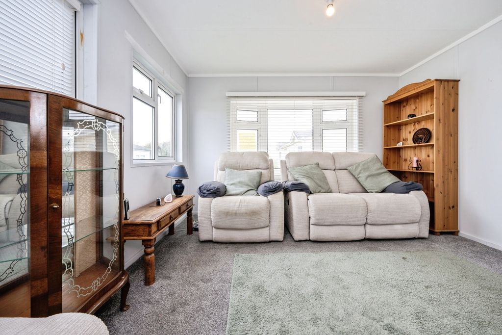 Property photo 2 of 17 Lounge