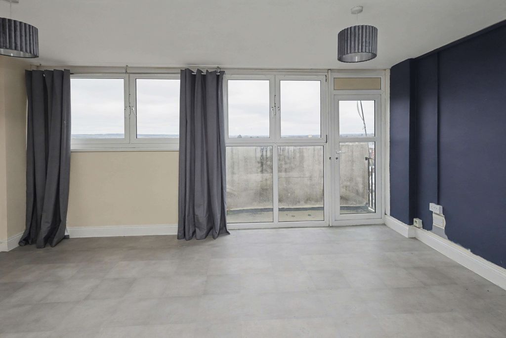 Property photo 2 of 12 61 Tower Heights, Hoddesdon, Herts, En11 8Uh