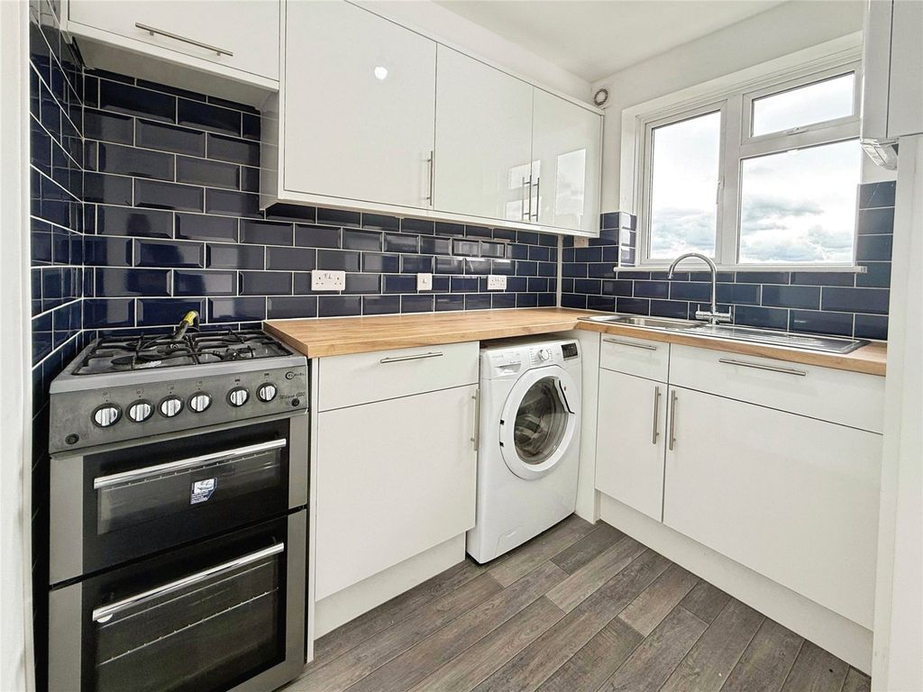 Property photo 2 of 11 Kitchen