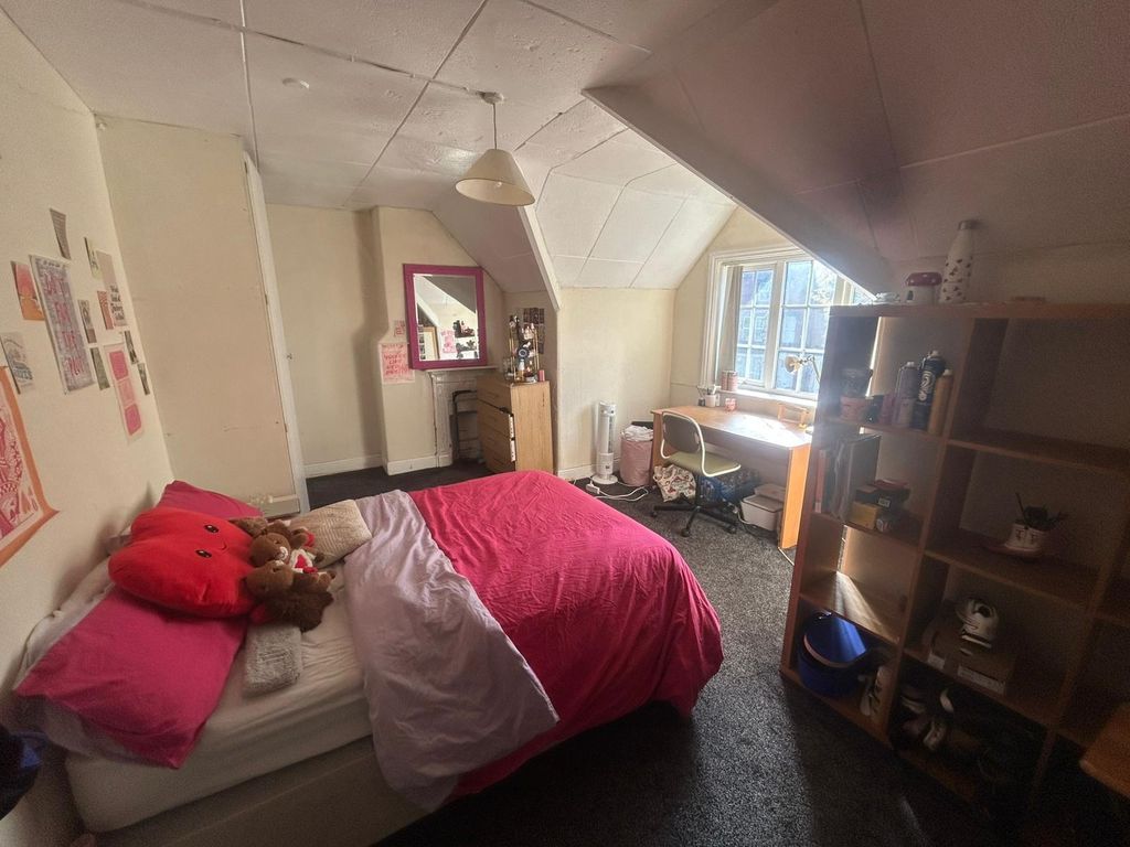 Property photo 2 of 23 A Cozy Bedroom Featuring A Comfortable Double Bed ...