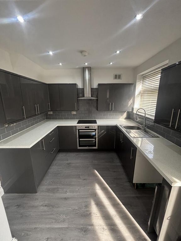 Property photo 2 of 18 Kitchen