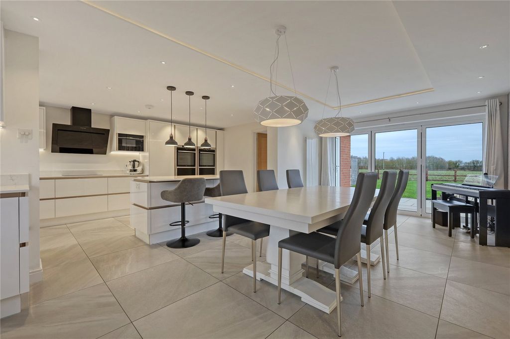 Property photo 2 of 17 Kitchen/Dining