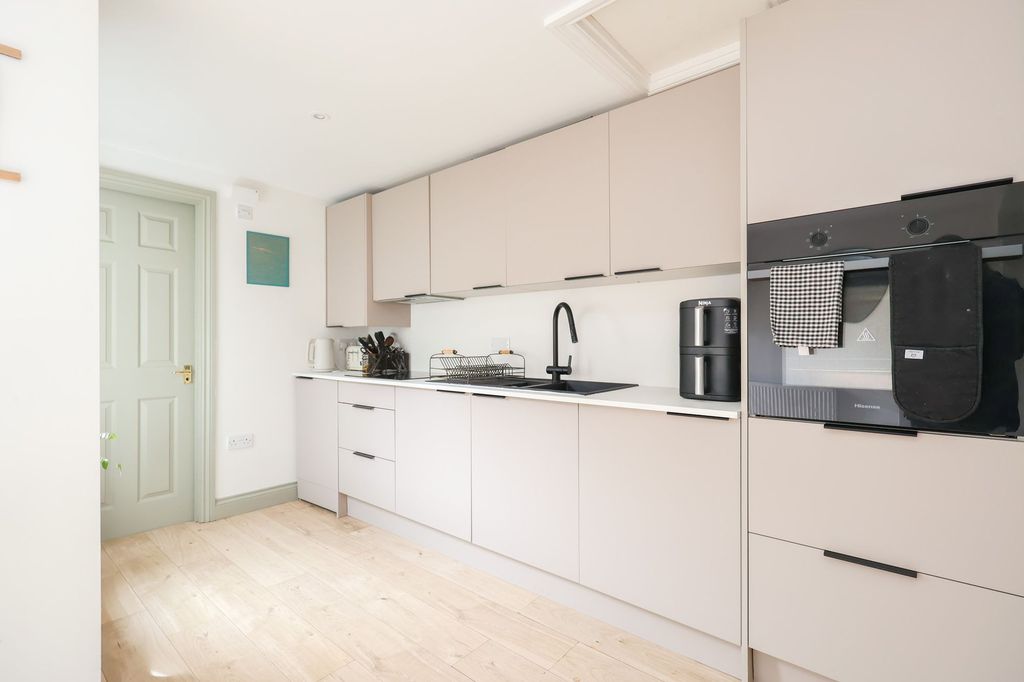 Property photo 2 of 19 Kitchen