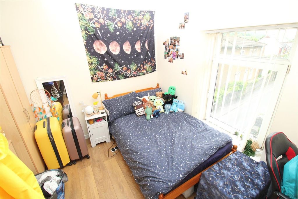 Property photo 1 of 9 Bright Bedroom With Large Window And Double Bed...