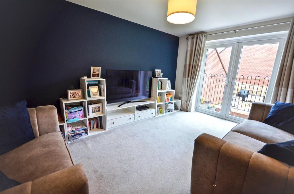 Property photo 3 of 21 Lounge