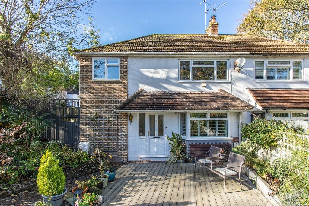 Property photo 3 of 32 2 Winterbourne Close-8.Jpg