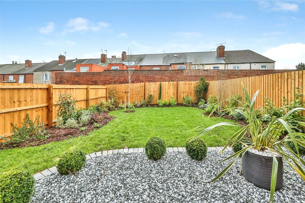 Property photo 2 of 10 Show Home Garden