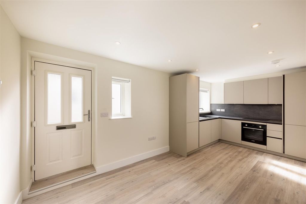 Property photo 1 of 11 4 Vincent Walk 004.Jpg