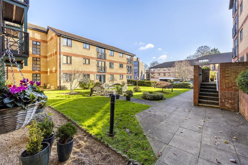 Property photo 3 of 17 Communal Gardens